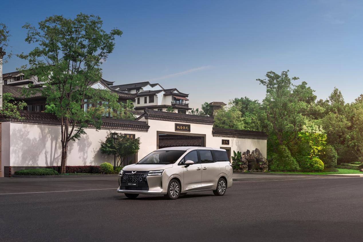 五菱三动力mpv星光730,实车亮相2025成都国际车展