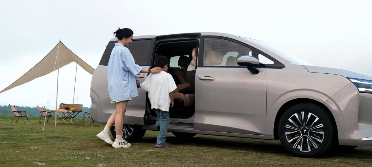 五菱三动力mpv星光730,实车亮相2025成都国际车展