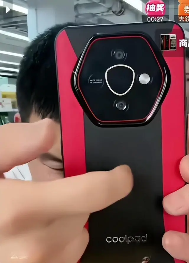 被“嘎子哥”带火的酷派,竟然还在卖手机? ▲“嘎子哥”在直播间卖酷派手机,截图自直播间。