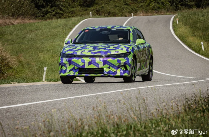 零跑lafa5伪装车曝光:宽车身,运动范,9月8日亮相 零跑lafa5伪装车曝光:宽车身,运动范,9月8日亮相