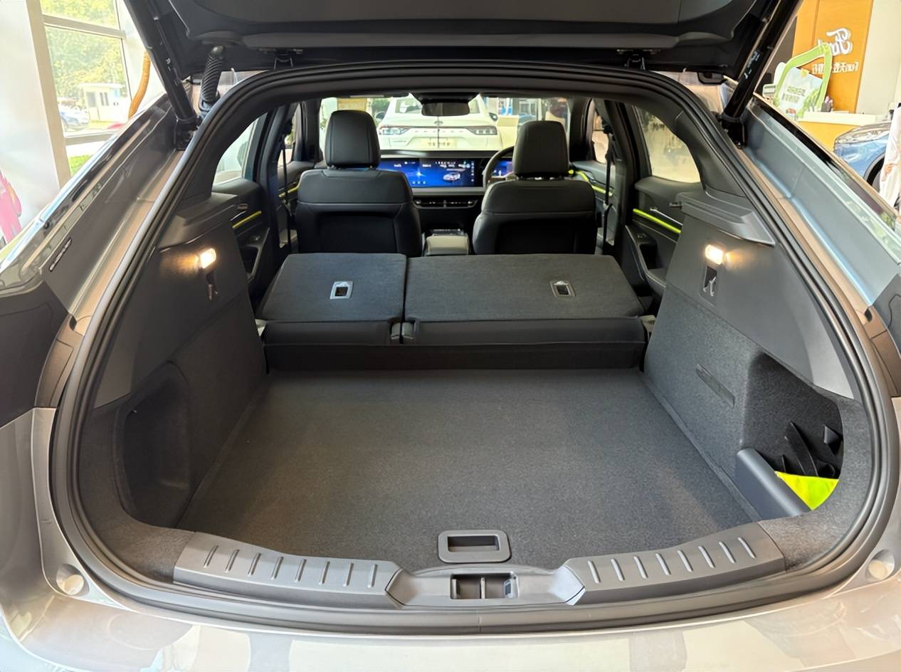 运动座驾新定义:蒙迪欧运动版的颜值与实用主义