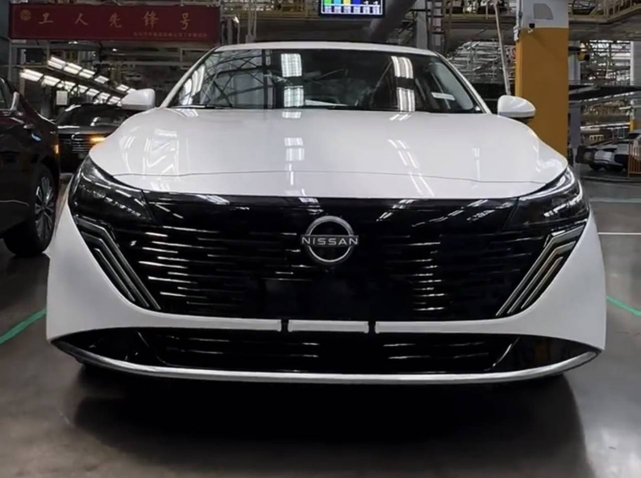 日产天籁plus实车曝光,造型调整/尺寸升级,配2.0t 鸿蒙座舱?