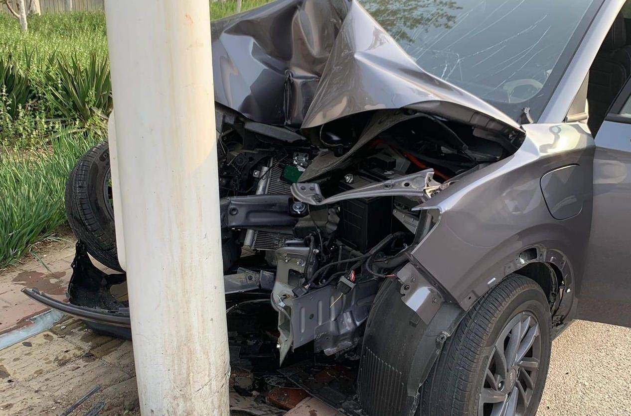 50km/h撞柱子测试,动能相当于3层楼落下,谁能安全通过