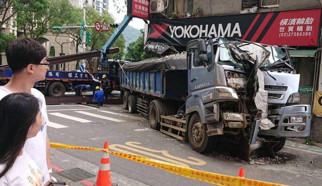 50km/h撞柱子测试,动能相当于3层楼落下,谁能安全通过