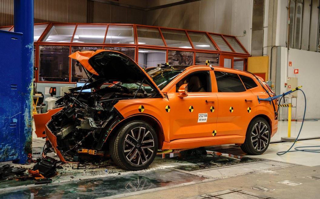 50km/h撞柱子测试,动能相当于3层楼落下,谁能安全通过