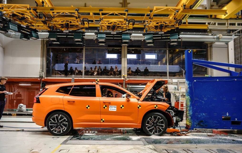 50km/h撞柱子测试,动能相当于3层楼落下,谁能安全通过