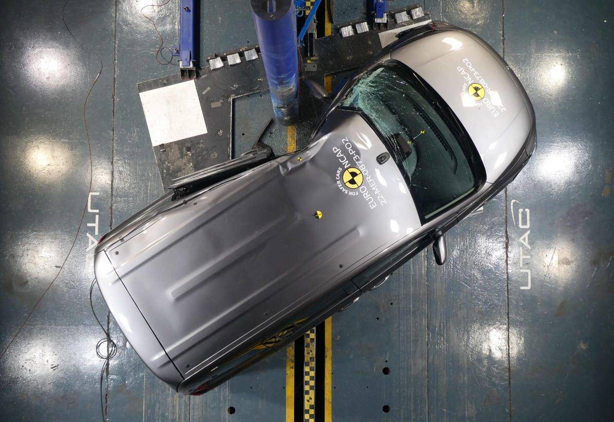 50km/h撞柱子测试,动能相当于3层楼落下,谁能安全通过