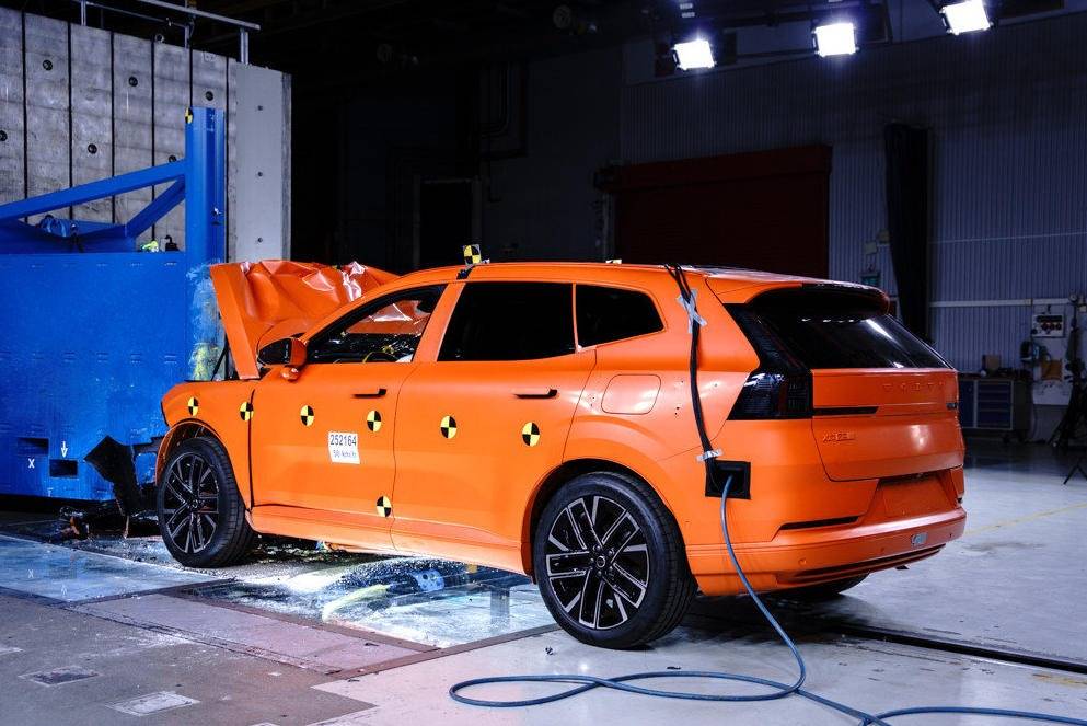 50km/h撞柱子测试,动能相当于3层楼落下,谁能安全通过