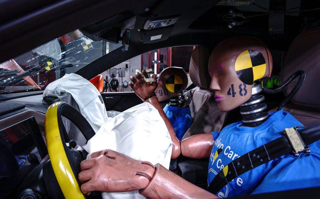 50km/h撞柱子测试,动能相当于3层楼落下,谁能安全通过