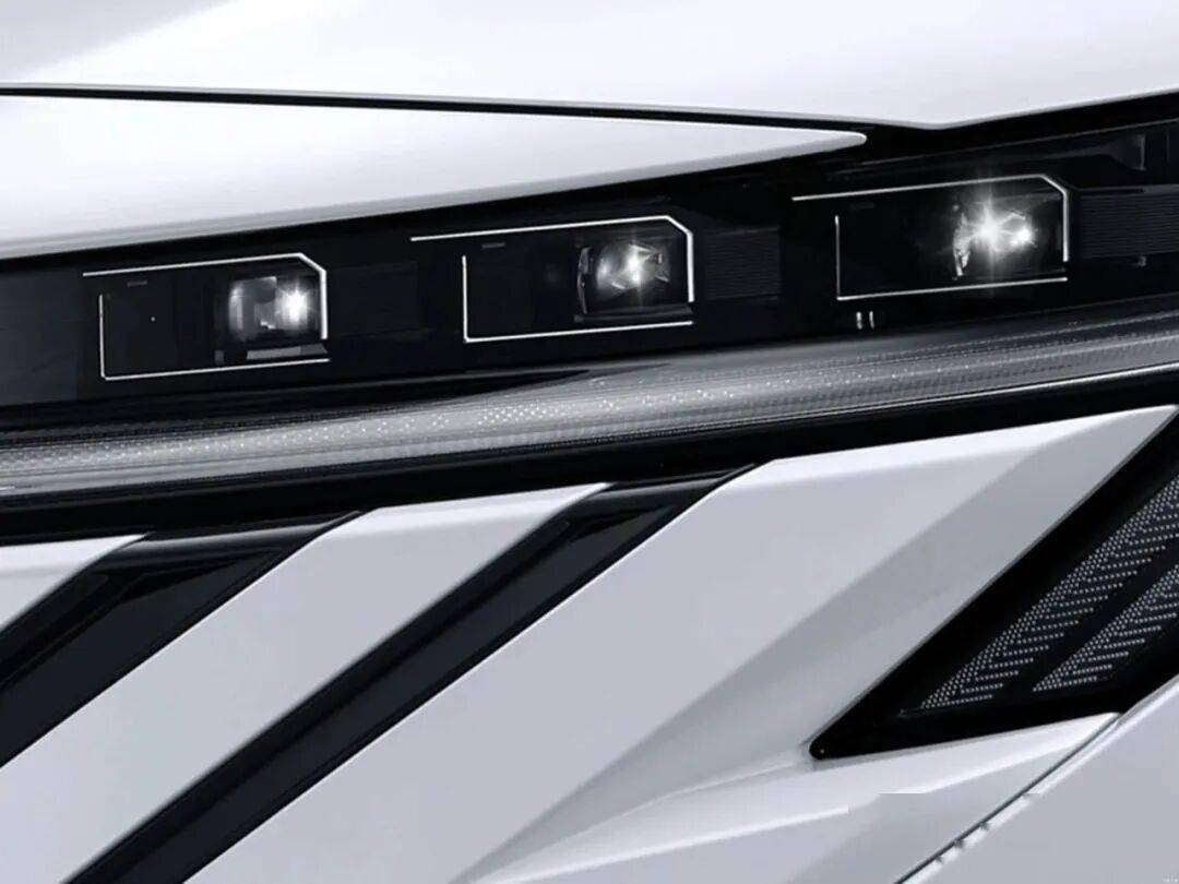 马路三大妈迎来中期改款,网友:卡罗拉像凯美瑞,轩逸像天籁!