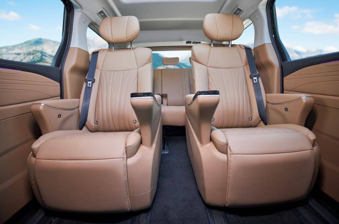 2025世界制造业大会智能制造国际合作发展对接会 官方指定用车江淮瑞风rf8 以“智能座舱 中国智造”助力全球产业交流