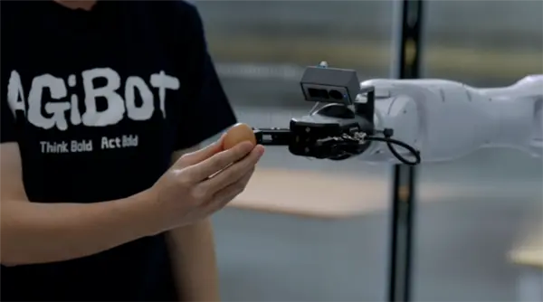 智元精灵g2机器人发布:全球首款十字腕力控臂 智元精灵g2机器人发布:全球首款十字腕力控臂