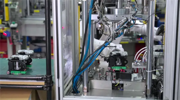 智元精灵g2机器人发布:全球首款十字腕力控臂 智元精灵g2机器人发布:全球首款十字腕力控臂