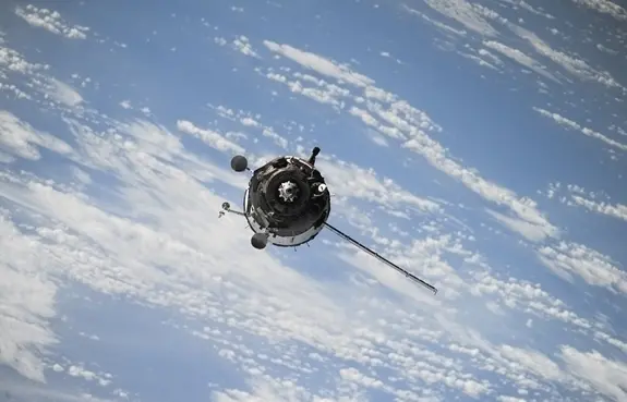 近地轨道的新危机:卫星数量激增76% 严重碰撞概率已达10% 近地轨道的新危机:卫星数量激增76% 严重碰撞概率已达10%