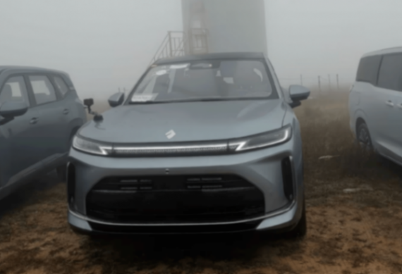 宝骏全新旗舰suv华境s实车图在网络曝光,5235mm车长搭配3105mm超长轴距的越级尺寸