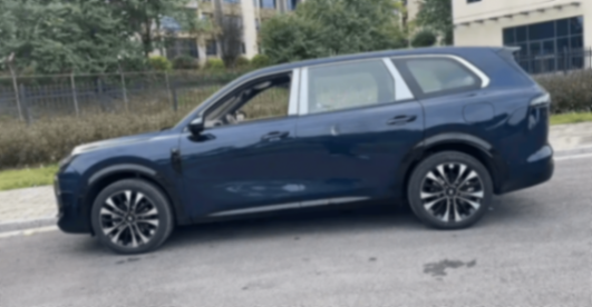 宝骏全新旗舰suv华境s实车图在网络曝光,5235mm车长搭配3105mm超长轴距的越级尺寸